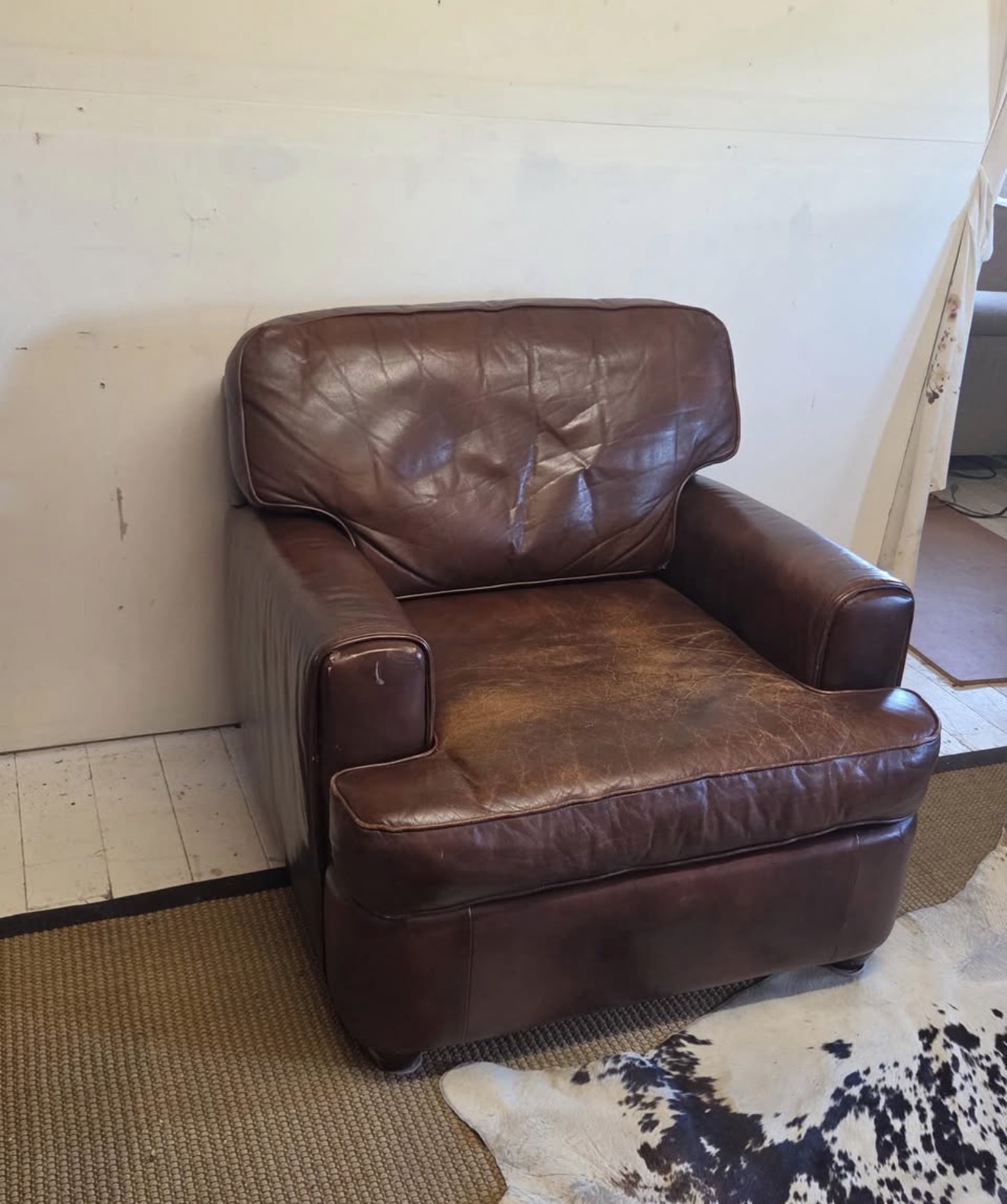 Screenshot Vintage Brown Leather Club Chair - Image 1